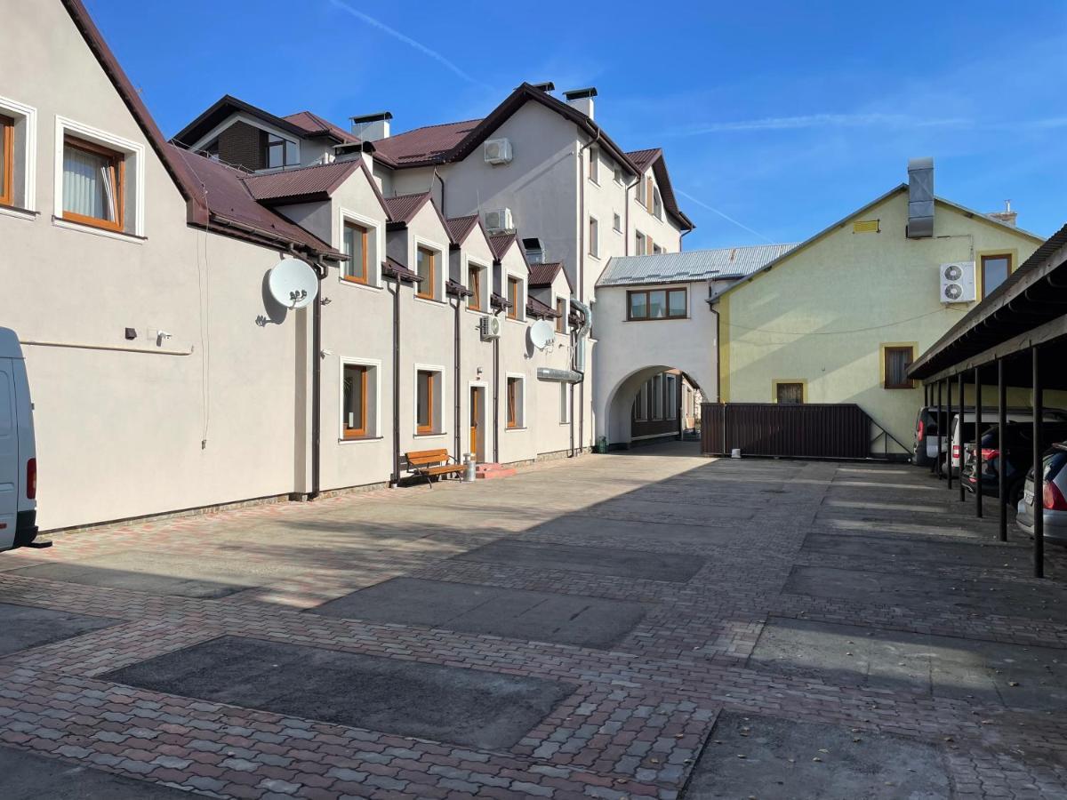 Hotel Korona Mostyska 外观 照片