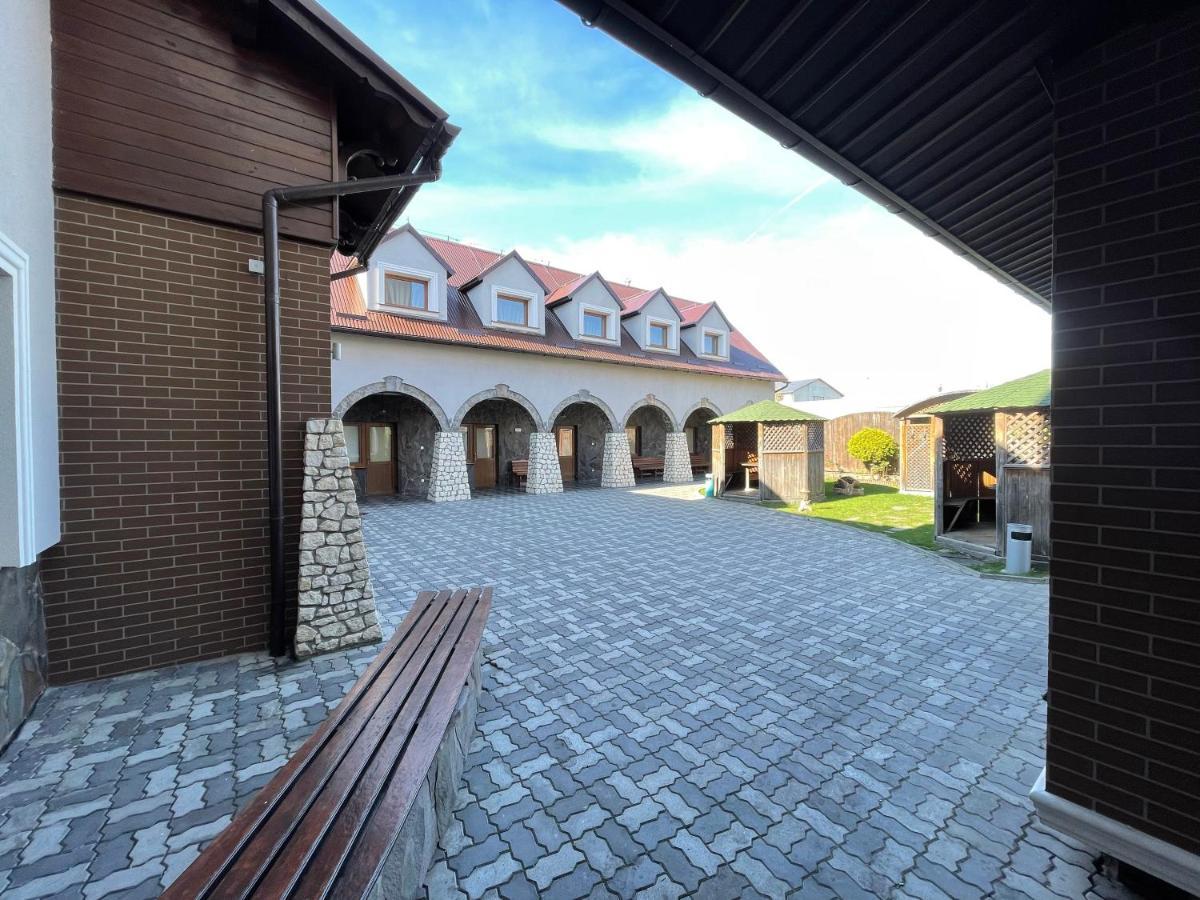Hotel Korona Mostyska 外观 照片