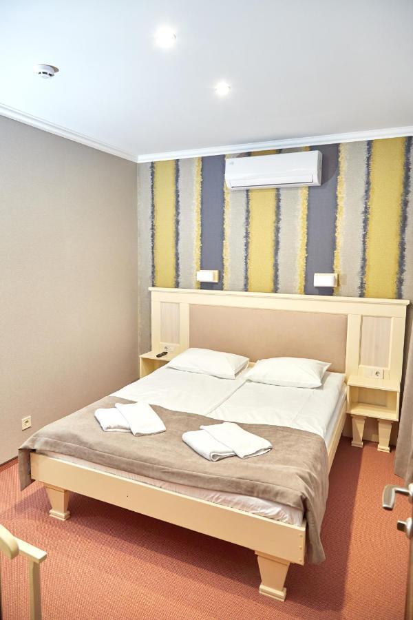 Hotel Korona Mostyska 外观 照片