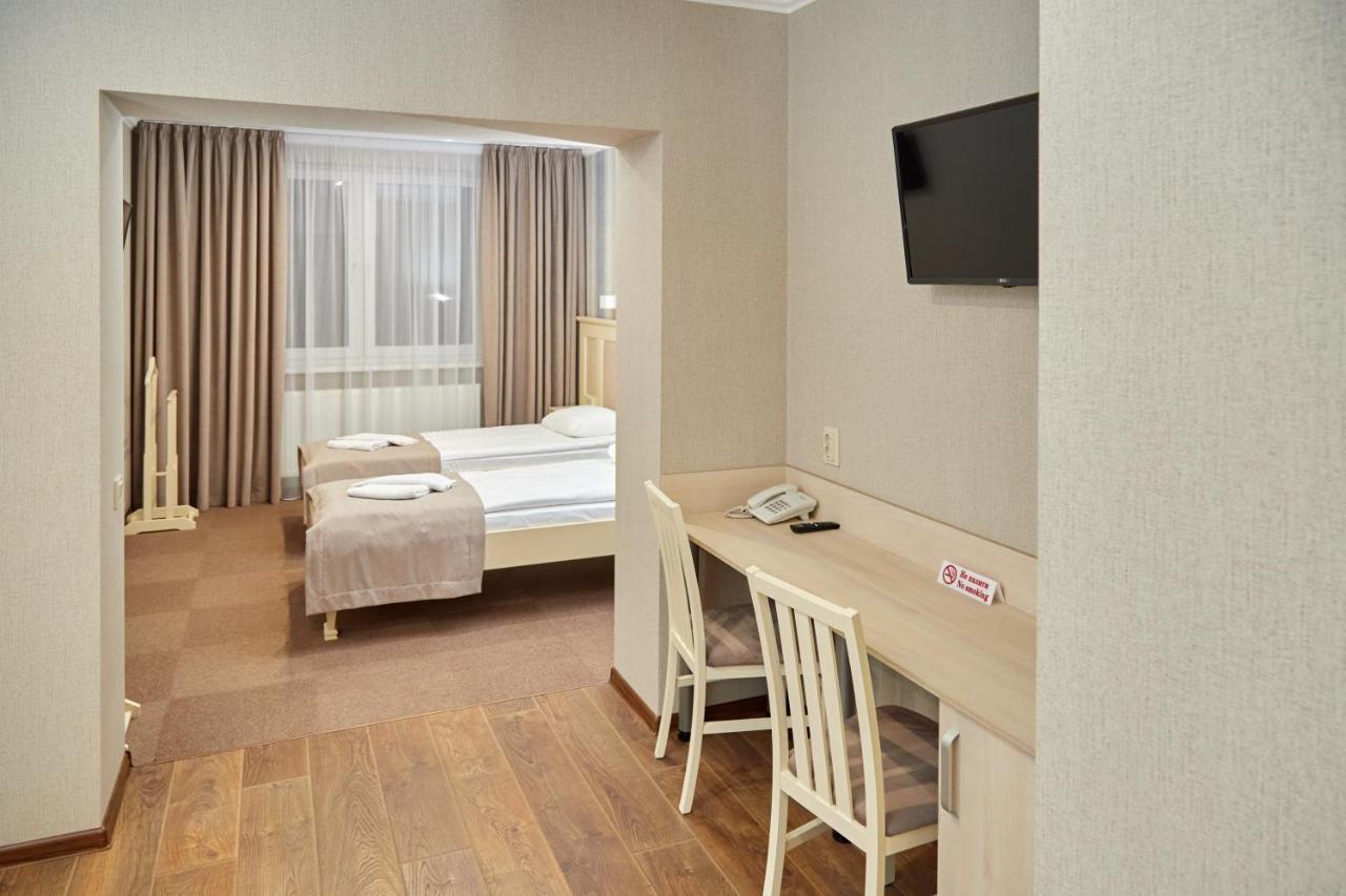 Hotel Korona Mostyska 外观 照片