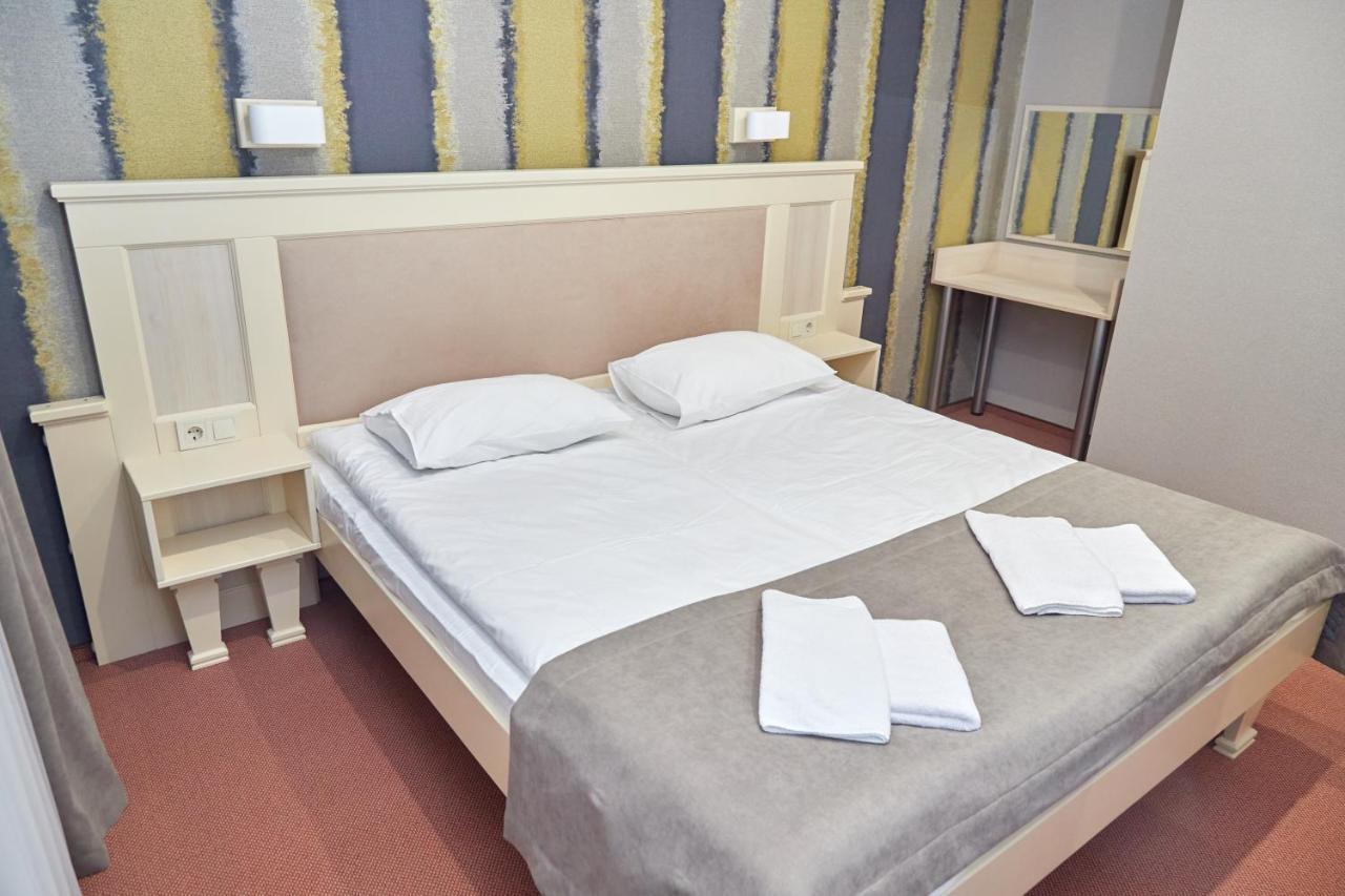 Hotel Korona Mostyska 外观 照片