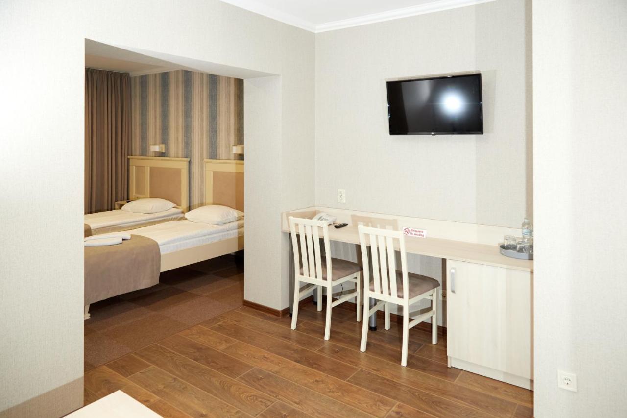 Hotel Korona Mostyska 外观 照片