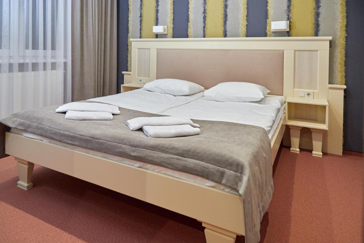 Hotel Korona Mostyska 外观 照片