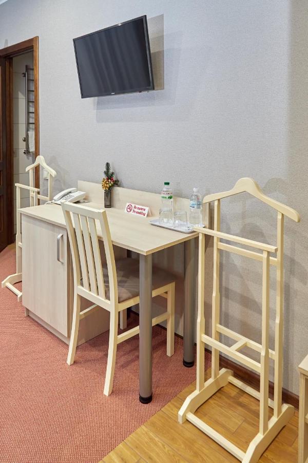 Hotel Korona Mostyska 外观 照片