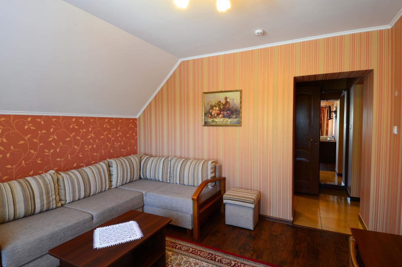 Hotel Korona Mostyska 外观 照片