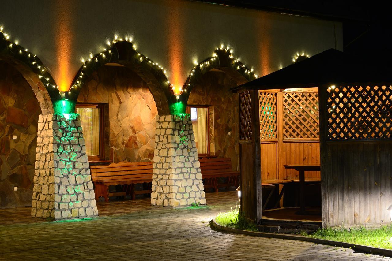 Hotel Korona Mostyska 外观 照片