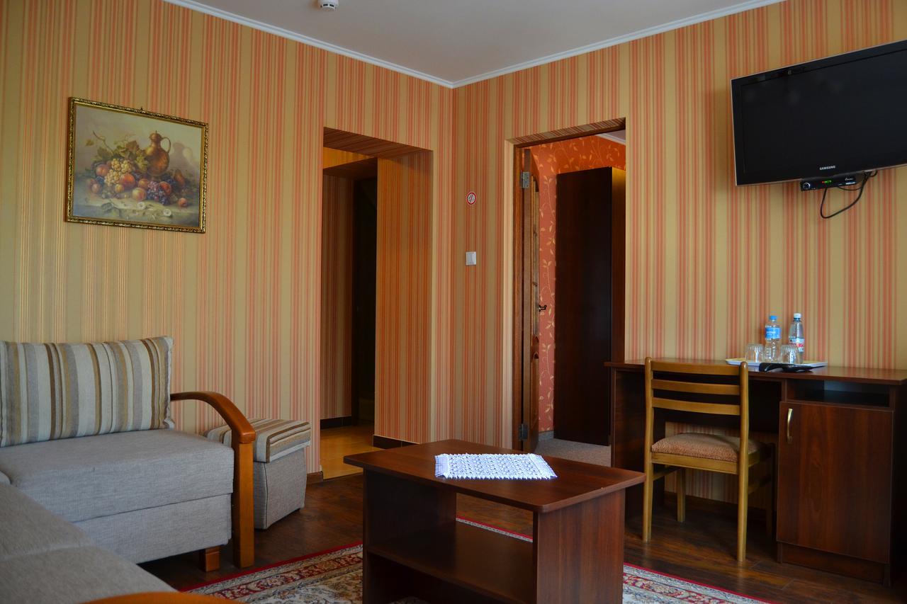 Hotel Korona Mostyska 外观 照片
