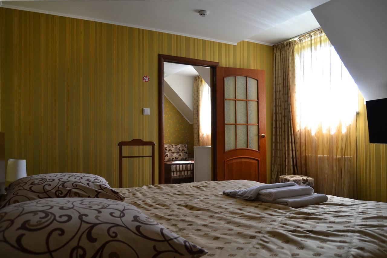 Hotel Korona Mostyska 外观 照片