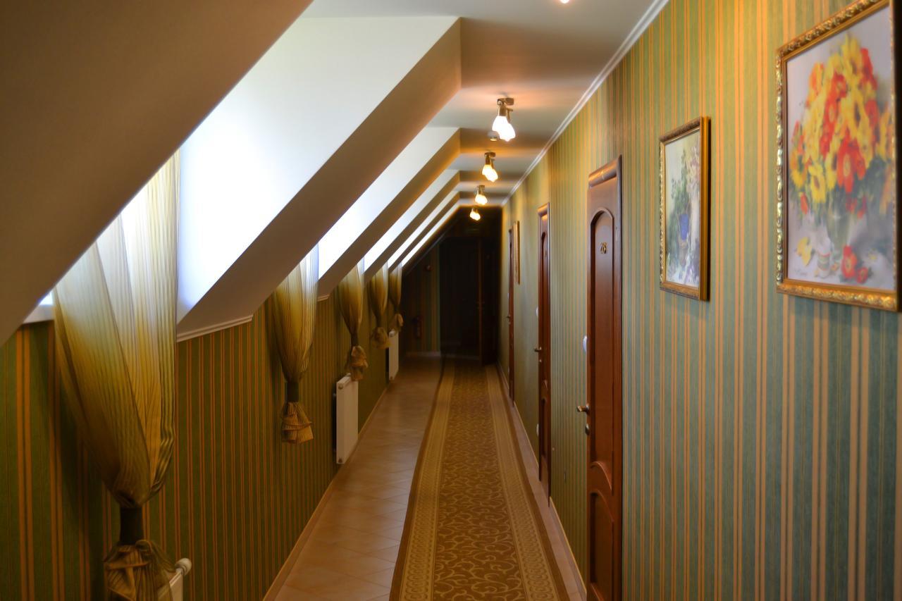 Hotel Korona Mostyska 外观 照片